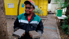 Kenia: mujer transforma plástico reciclado en adoquines más fuertes que el concreto [VIDEO]