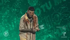 Premios Tu Música Urbano 2022: Farruko se arrodilla al recibir su premio [VIDEO]