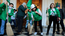 Elizabeth León irrumpe en la Plaza Mayor con Popy Olivera tras altercado con la Policía