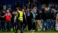 Jugadores del Barcelona son correteados tras ingreso de los hinchas del Espanyol para agredirlos