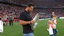 Claudio Pizarro aparece en la final entre Bayern Múnich vs. Leipzig para entregar trofeo