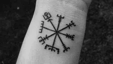 El significado del tatuaje de Vegvisir, símbolo de los vikingos