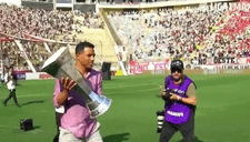 Piero Alva y su emotiva salida con la copa del campeón de Liga 1 2023 al campo del Monumental