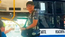 Chofer agredió verbalmente a estudiante universitario por pagar medio pasaje y lo botó del bus