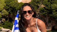 Demi Moore luce regia en bikini blanco disfrutando del verano con sus nietos a los 61 años