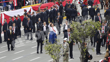 Dina Boluarte se da largo baño de popularidad con al menos 100 agentes de seguridad previo al Desfile Militar 2024