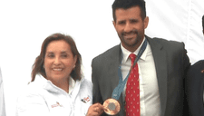 Dina Boluarte se luce con medalla de Stefano Peschiera, pero se confunde al pronunciar su nombre