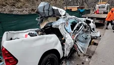 Tragedia deja 2 muertos y 1 herido en la Carretera Central: video capta el momento en el que roca cae sobre camioneta