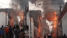 La Victoria: gigantesco incendio se viene registrando al costado del centro comercial Antonio Raymondi