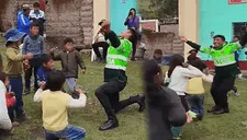 Policía aprovechó la Navidad para bailar huaylarsh con niños en chocolatada y se vuelve viral