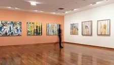 Elke McDonald ilumina Miraflores con su arte: “Ensoñaciones entre los signos de la luz” en el Británico
