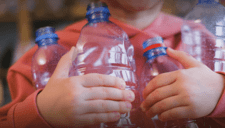 Científicos revelan los peligros de reutilizar botellas de plástico