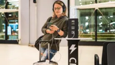 ¡Cuidado al cargar tu celular en el aeropuerto! Así pueden robar toda tu información personal
