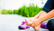 La clave para fortalecer tus pies y prevenir dolores en todo el cuerpo: 3 ejercicios fáciles para lograrlo