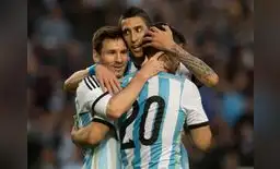 Dí María y el Kun Agüero abrazan a Messi en la celebración de su gol que cerró el triunfo argentino en el estadio de Mar del Plata. Dí María y el Kun Agüero abrazan a Messi en la celebración de su gol que cerró el triunfo argentino en el estadio de Mar del Plata.