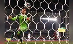 Arquero ruso solito se hizo el gol. Arquero ruso solito se hizo el gol.