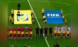 Niños peruanos portaron la bandera FIFA previo al Bélgica vs. Rusia