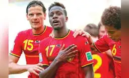 Van Buyten (15) y Witsel comparten la alegría de Origi, que ofrece su gol a los hinchas de la selección de Bélgica. Van Buyten (15) y Witsel comparten la alegría de Origi, que ofrece su gol a los hinchas de la selección de Bélgica.