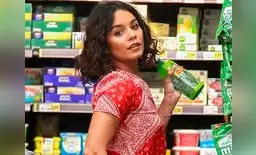 Actriz sufrió un percance a causa de su diminuto enterizo Actriz sufrió un percance a causa de su diminuto enterizo