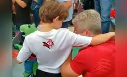 El abuelo lloraba sentado, el nieto se acerca con su peluche a consolarlo. Al final los tres festejaron entre lágrimas de felicidad El abuelo lloraba sentado, el nieto se acerca con su peluche a consolarlo. Al final los tres festejaron entre lágrimas de felicidad