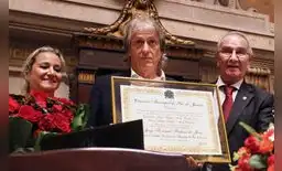 El portugués posa con su diploma El portugués posa con su diploma