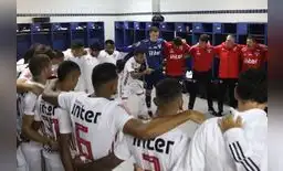 Dani Alves arengando a sus compañeros antes de un encuentro. Dani Alves arengando a sus compañeros antes de un encuentro.