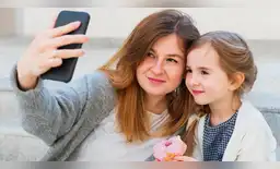 La tecnología es muy útil para las mamás modernas. No sólo la usan para trabajar sino para facilitar su crianza.