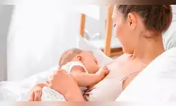 El contacto piel a piel facilita la lactancia.