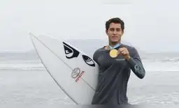 Lucca Mesina deja el surf peruano en los más alto del mundo.