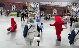 La riña fue breve, pero intensa, muchos de las personas que pasan por el lugar y los niños quedaron sorprendidos. La riña fue breve, pero intensa, muchos de las personas que pasan por el lugar y los niños quedaron sorprendidos.