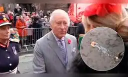 Rey Carlos III es atacado por sujeto que le lanzó huevos mientras inauguraba estatua de la reina Isabel