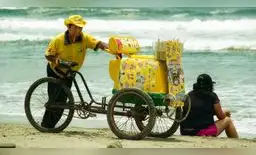 Vendedores de helados no se quejan de su trabajo e indican cuánto ganan. Vendedores de helados no se quejan de su trabajo e indican cuánto ganan.