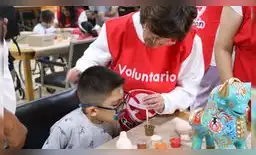 Niños de Teletón tuvieron actividad con artesanos peruanos.