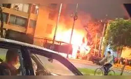 San Miguel: gigantesco incendio consume cochera de edificio residencial