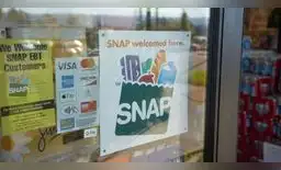 Estas son algunas tiendas que aceptan los cupones de alimentos SNAP. Estas son algunas tiendas que aceptan los cupones de alimentos SNAP.