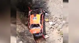 Caminos del Inca: auto de Raúl Orlandini se despista y queda destrozado [FOTOS]