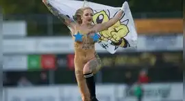 Fútbol de Holanda: Equipo de tercera división contrató stripper para desconcentrar al rival pero no le resultó [VIDEO]