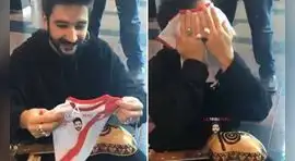 Así reacciono Camilo cuando fans peruanas le regalaron una minicamiseta de la selección peruana [VIDEO]