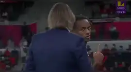 ¿Cómo me vas a sacar a mí? André Carrillo no quisó salir de la cancha y le reclamó a Ricardo Gareca por su cambio [VIDEO]