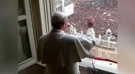 Papa reza en multitudinario primer ángelus en Vaticano