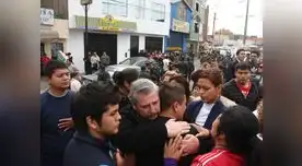 La mujer podría ser un travesti. La mujer podría ser un travesti.