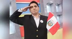 Feliz con su banderita.