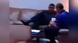 Alberto Kouri ve como el ex asesor cuenta dinero para entregárselo.