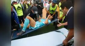 Arroé es retirado de la cancha en camilla. Arroé es retirado de la cancha en camilla.