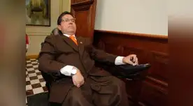 Sentado en su silla eléctrica, Urtecho fue acusado constitucionalmente. Denuncias terminan por socavar su corta carrera política. Sentado en su silla eléctrica, Urtecho fue acusado constitucionalmente. Denuncias terminan por socavar su corta carrera política.