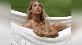 Beyoncé posa en topless tendida sobre una hamaca
