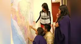 Carmen Omonte mira el mapa del Perú al lado de las viudas de los asháninkas asesinados.