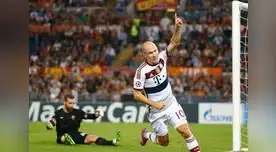 Robben celebra una de sus conquistas, mientras el arquero de la roma sufre la caída. el holandés fue figura.