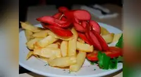 Celebre el 'día de la salchipapa' pero consuma con moderación.