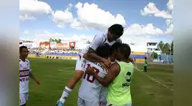 Orejuela (10) recibe el abrazo de sus compañeros.